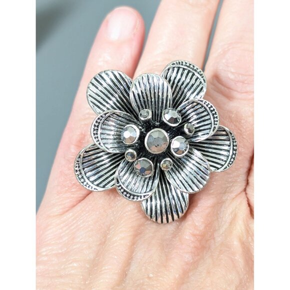 Silver Tone Gray Rhinestone Flower Cocktail Ring Size 7 Statement Bold Stretch - Picture 7 of 8